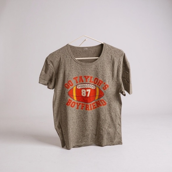 NWT Go Taylor boy friend Gray Graphic T- shirt - Picture 2 of 2